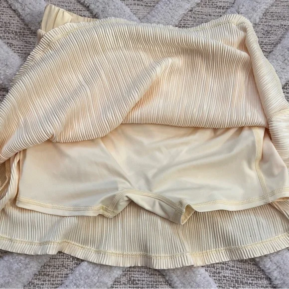 ALO Yoga Micro Plisse Skirt Lemon Ice aka Candlelight XXS Built-In Shorts Rare - Picture 11 of 11